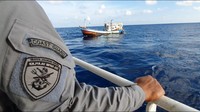 KN Pulau Nipah 321 mengejar kapal ikan yang masuk wilayah perairan Indonesia secara ilegal.