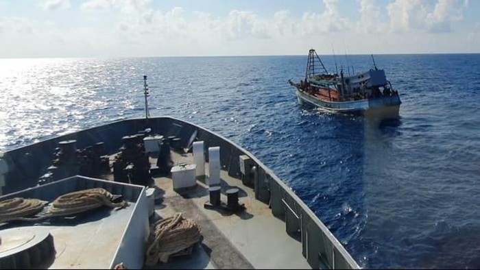 Bakamla Tangkap 2 Kapal Vietnam Ilegal Bakamla RI dalam gelar Operasi Cegah Tangkal 2020 kembali menangkap kapal ikan asing yang masuk wilayah perairan Indonesia secara ilegal di Perairan Natuna Utara, Kamis (29/10/2020).