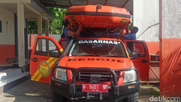 Dua nelayan di Trenggalek hilang saat mencari lobster di laut selatan. Di lokasi hanya ditemukan perbekalan dan hasil tangkapan.