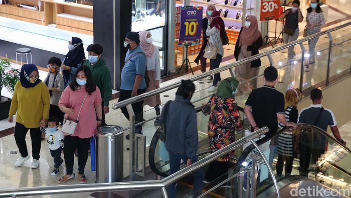 Libur cuti bersama dimanfaatkan warga untuk bepergian. Salah satu destinasinya yakni pusat perbelanjaan atau mal. Seperti apa sih suasananya?