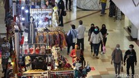 Adanya libur cuti bersama juga membuat sejumlah warga ramai mengunjungi mal.