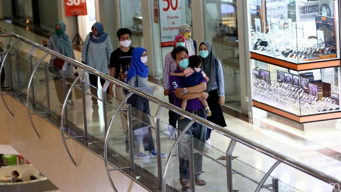 Libur cuti bersama dimanfaatkan warga untuk bepergian. Salah satu destinasinya yakni pusat perbelanjaan atau mal. Seperti apa sih suasananya?