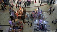 Pengunjung ramai datang bersama keluarga untuk berbelanja ataupun sekedar jalan-jalan. 