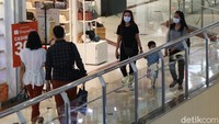 Pihak pengelola mal juga menerapkan protokol kesehatan. Pengunjungpun tertib menggunakan masker. 