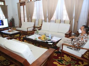 Bupati Anas Bicara Smart Kampung Hadapi Pandemi di Webinar Smart City Asia