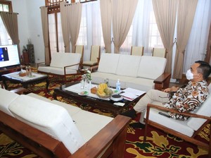Bupati Anas Bicara Smart Kampung Hadapi Pandemi di Webinar Smart City Asia