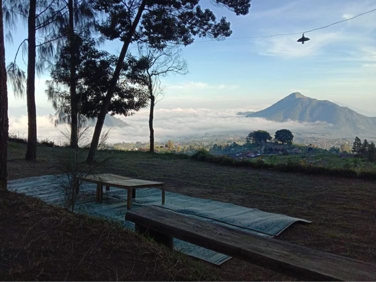 Sedap Kali Angkringan dengan Pemandangan Seperti Ini