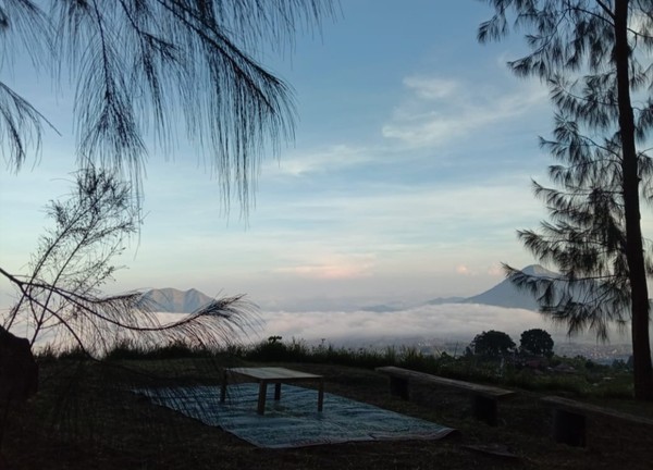 Adapun selain angkringan di atas awan, wisata tersebut memiliki beberapa paket wisata. Paket tersebut mulai dari Rp 35 ribu sampai Rp 185 ribu. (Dok Camping Ground Pinus Cuntel)