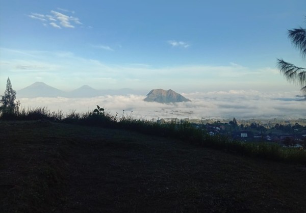 Angkringan atas awan di Camping Ground Pinus Cuntel ini buka setiap hari Jumat hingga Minggu, pukul 10.00 pagi sampai 18.00 petang. (Dok Camping Ground Pinus Cuntel) Angkringan atas awan di Camping Ground Pinus Cuntel ini buka setiap hari Jumat hingga Minggu, pukul 10.00 pagi sampai 18.00 petang. (Dok Camping Ground Pinus Cuntel)