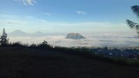Angkringan atas awan di Camping Ground Pinus Cuntel ini buka setiap hari Jumat hingga Minggu, pukul 10.00 pagi sampai 18.00 petang. (Dok Camping Ground Pinus Cuntel)