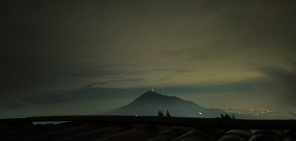 Konsep angkringan di atas awan atau angkringan tanpo tedeng aling-aling yakni angkringan tanpa atap sebagai penutup. Konsep tersebut agar wisatawan bisa menikmati makanan angkringan sembari melihat pemandangan pinus di kawasan tersebut. (Dok Camping Ground Pinus Cuntel) Konsep angkringan di atas awan atau angkringan tanpo tedeng aling-aling yakni angkringan tanpa atap sebagai penutup. Konsep tersebut agar wisatawan bisa menikmati makanan angkringan sembari melihat pemandangan pinus di kawasan tersebut. (Dok Camping Ground Pinus Cuntel)