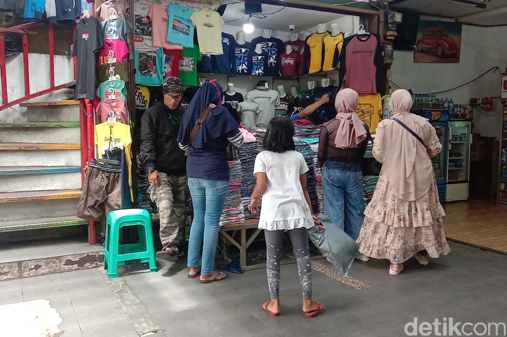 Kawasan Cihampelas, Kota Bandung, Jawa Barat ramai dikunjungi wisatawan untuk berbelanja produk fesyen.