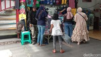 Pantauan detikTravel, Jumat (30/20/2020) siang, notabene wisatawan yang datang ke kawasan Cihampelas merupakan wisatawan yang berasal dari Jakarta.
