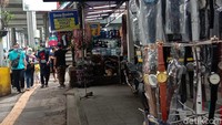 Hal itu, terlihat dari banyaknya kendaraan yang melintas di kawasan tersebut yang didominasi oleh kendaraan berpelat nomor B atau Jakarta.
