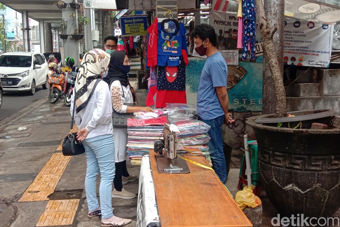 Kawasan Cihampelas, Kota Bandung, Jawa Barat ramai dikunjungi wisatawan untuk berbelanja produk fesyen.