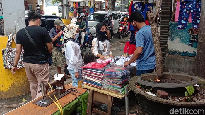 Cihampelas Bandung Ramai Diserbu Wisatawan Kawasan Cihampelas, Kota Bandung, Jawa Barat ramai dikunjungi wisatawan untuk berbelanja produk fesyen.