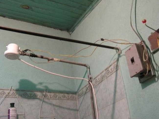 Wah kalau desain shower kamar mandinya kayak gini sih malah bikin jadi ngeri yaa.. Foto: Reddit/@EthicalReasoning