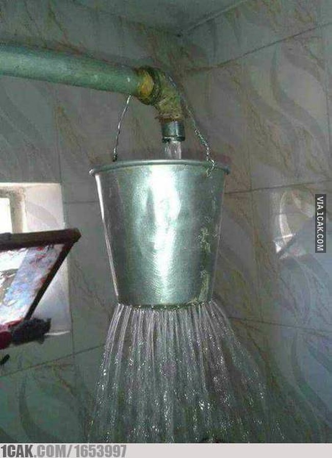 Nggak ada  shower ember pun jadi. Namanya juga shower kamar mandi versi low budget. Yang penting mandinya bisa terasa seperti pakai shower beneran. Foto: 1cak.com