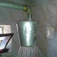 Nggak ada  shower ember pun jadi. Namanya juga shower kamar mandi versi low budget. Yang penting mandinya bisa terasa seperti pakai shower beneran. Foto: 1cak.com