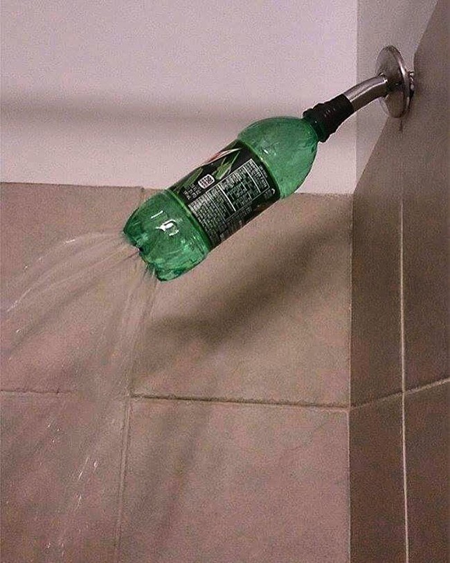 Udah pasang shower tapi malah rusak. Daripada harus ngeluarin uang untuk beli shower lagi mending pakai botol seperti yang satu ini saja. Foto: Instagram/@infotekniksipil