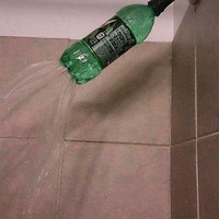 Udah pasang shower tapi malah rusak. Daripada harus ngeluarin uang untuk beli shower lagi mending pakai botol seperti yang satu ini saja. Foto: Instagram/@infotekniksipil