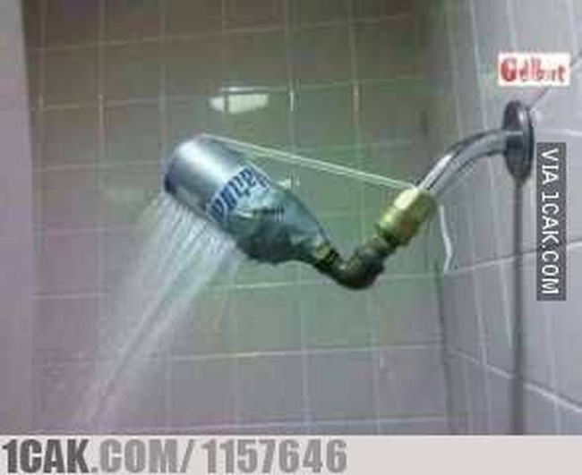 Apa saja bisa dipakai demi bisa mandi pakai shower ala orang kaya. Idenya sangat cemerlang bukan? Foto: Reddit/@EthicalReasoning
