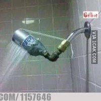 Apa saja bisa dipakai demi bisa mandi pakai shower ala orang kaya. Idenya sangat cemerlang bukan? Foto: Reddit/@EthicalReasoning