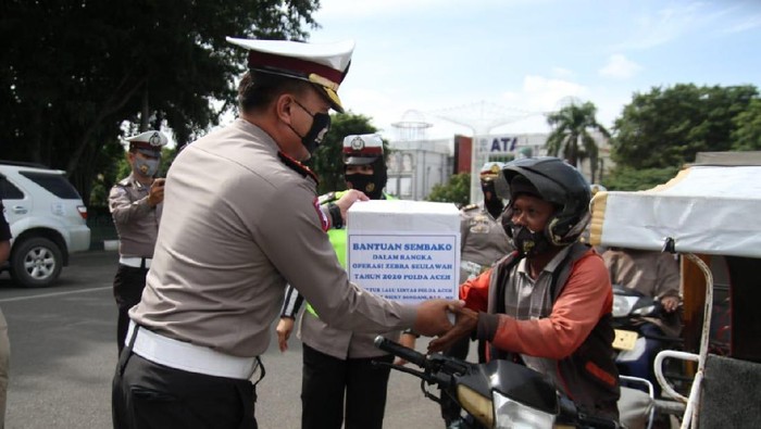 Dirlantas Polda Aceh Bagi Sembako ke Abang Becak Motor di Aceh (dok Ditlantas Polda Aceh)