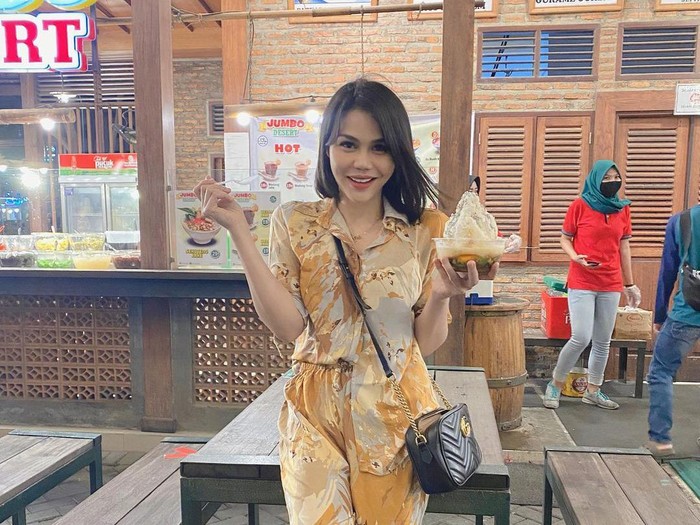 DJ Katty Butterfly Asik Liwetan hingga Mukbang Pare bareng Kekasih