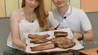 Nah, foto ini jadi bukti kemesraan DJ Katty Butterfly dengan kekasihnya Aiman Rizky. Mereka berdua tampak menikmati steak. Sebelum menghabiskannya mereka sempatkan untuk berfoto. Foto: Instagram @djkattybutterlfy