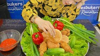 Mukbang DJ Katty Butterfly kali ini siap menyantap ayam goreng crispy dan roti bun. Uniknya makanan tersebut disajikan dengan sayuran segar seperti selada dan paprika.  Foto: Instagram @djkattybutterlfy