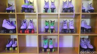 Berbagai ukuran sepatu roda pun disiapkan untuk pengunjung, nantinya usai digunakan sepatu roda tersebut disemprot agar selalu steril.