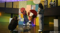 Bagi anak-anak muda, Moja Museum menjadi salah satu tempat hype buat kencan di Jakarta. Daya tariknya adalah berkeliling museum dengan roller skate atau sepatu roda. Ada juga ruangan khusus melukis nih di sini. (Rifkianto Nugroho)
