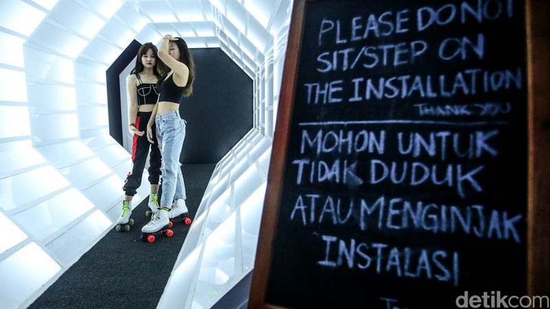 Libur panjang membuat warga beraktivitas di luar rumah, salah satunya dengan bermain sepatu roda di Moja Museum.