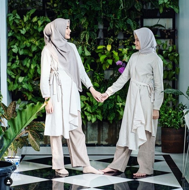 Dalam kesehariannya, untuk busana, Fenita Arie lebih sering mengenakan baju dari brand lokal. Seperti busana yang dipakainya kompak bersama putrinya ini merupakan keluaran dari bisnis hijab anaknya dengan nama Makka.yla. Foto: Instagram @fenitarie