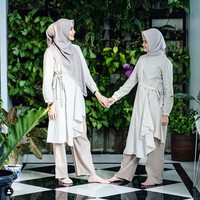 Dalam kesehariannya, untuk busana, Fenita Arie lebih sering mengenakan baju dari brand lokal. Seperti busana yang dipakainya kompak bersama putrinya ini merupakan keluaran dari bisnis hijab anaknya dengan nama Makka.yla. Foto: Instagram @fenitarie