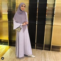 Tas dari brand Christian Dior kembali jadi pilihan Fenita Arie. Kali ini untuk tampil dengan dress panjang dari brand busana miliknya, Fe.z by Fenita Arie. Mantan presenter infotainment itu memakai tas Christian Dior seri Diorama. Foto: Instagram @fenitarie