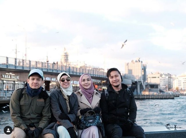 Liburan ke Turki bersama Arie Untung dan pasangan Dhini Aminarti-Dimas Seto, Fenita Arie terlihat membawa tas dari brand Balenciaga. Balenciaga merupakan merek high end yang berawa di bawah naungan Kering, perusahaan yang menjual barang-barang mewah yang bermarkas di Prancis. Foto: Dok. Instagram @fenitarie