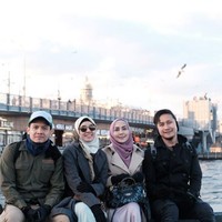 Liburan ke Turki bersama Arie Untung dan pasangan Dhini Aminarti-Dimas Seto, Fenita Arie terlihat membawa tas dari brand Balenciaga. Balenciaga merupakan merek high end yang berawa di bawah naungan Kering, perusahaan yang menjual barang-barang mewah yang bermarkas di Prancis. Foto: Dok. Instagram @fenitarie