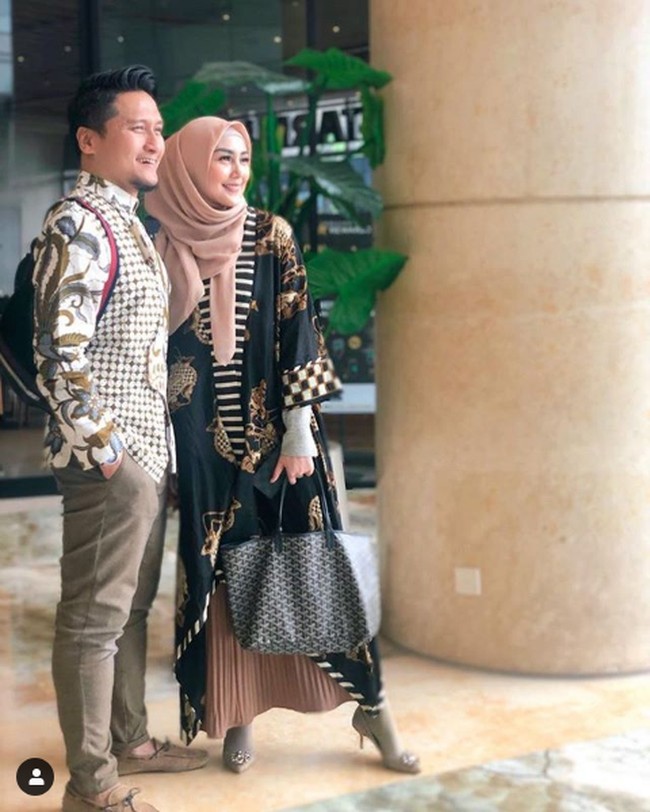 Sebelum suaminya melakukan boikot pada produk-produk buatan Prancis terkait kemarahannya atas aksi Presiden Macron yang dianggap melindungi penghina Nabi Muhammad, Fenita Arie kerap memakai tas dari Prancis tersebut saat berpergian. Seperti di foto ini, Fenita bergaya bersama Arie sambil menenteng tas Goyard. Goyard merupakan brand Prancis yang berdiri sejak 1953. Foto: Instagram @fenitarie