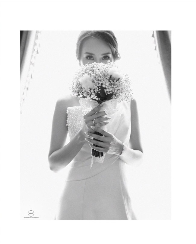 Bella Aprilia tampil cantik mengenakan gaun warna putih gading berpotongan one shoulder. Ia juga tampak memakai veil berhias bordir dan payet. (Foto: Instagram/@ruben_onsu, @mozawahyu, @bellapriliasant)