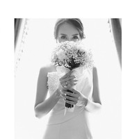 Bella Aprilia tampil cantik mengenakan gaun warna putih gading berpotongan one shoulder. Ia juga tampak memakai veil berhias bordir dan payet. (Foto: Instagram/@ruben_onsu, @mozawahyu, @bellapriliasant)