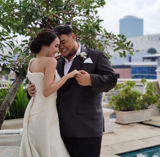 Ivan Gunawan diketahui menjalin asmara dengan juara kontes kecantikan Miss Intercontinental Indonesia Bella Aprilia. Dia pun dikabarkan akan segera menikah. (Foto: Instagram/@ruben_onsu, @mozawahyu, @bellapriliasant)