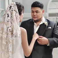 Sementara Ivan Gunawan berbalut setelan jas hitam dengan korsase bunga putih. (Foto: Instagram/@ruben_onsu, @mozawahyu, @bellapriliasant)