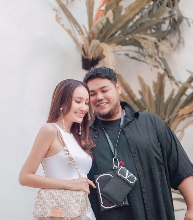 Ivan Gunawan dan Bella Aprilia juga pernah berfoto dengan konsep casual. Foto tersebut diunggah lewat akun Instagram Bella pada akhir Agustus 2020. Ia mengenakan setelan crop top dan celana putih dan Ivan Gunawan bergaya santai mengenakan kaus dan kemeja. (Foto: Instagram/@ruben_onsu, @mozawahyu, @bellapriliasant)