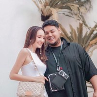 Ivan Gunawan dan Bella Aprilia juga pernah berfoto dengan konsep casual. Foto tersebut diunggah lewat akun Instagram Bella pada akhir Agustus 2020. Ia mengenakan setelan crop top dan celana putih dan Ivan Gunawan bergaya santai mengenakan kaus dan kemeja. (Foto: Instagram/@ruben_onsu, @mozawahyu, @bellapriliasant)