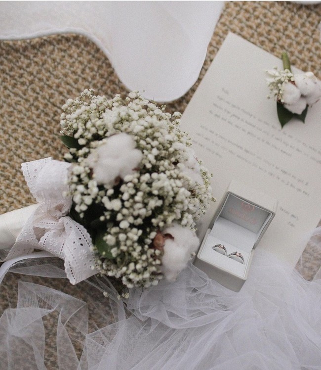 Tampak juga sepasang cincin yang ditempatkan dalam kotak. Sebuket bunga putih menambah estetika foto tersebut. (Foto: Instagram/@ruben_onsu, @mozawahyu, @bellapriliasant)