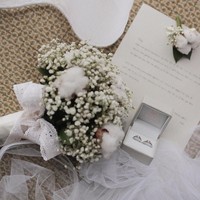 Tampak juga sepasang cincin yang ditempatkan dalam kotak. Sebuket bunga putih menambah estetika foto tersebut. (Foto: Instagram/@ruben_onsu, @mozawahyu, @bellapriliasant)