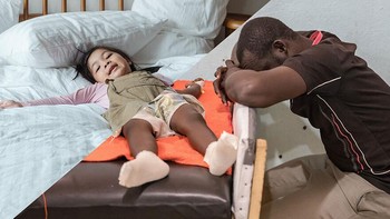 Seorang ayah dengan anaknya di unit perawatan intensif rumah sakit distrik di Mora, Wilayah Utara Jauh, Kamerun. Penyakit yang paling banyak menyerang anak-anak Afrika adalah malaria, diare, dan malnutrisi. 20 Februari 2019. Foto: Uğur Gallenkuş