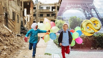 Anak-anak Suriah berlari dengan balon melewati gedung-gedung yang rusak berat di lingkungan Jobar di pinggiran timur ibu kota Suriah, Damaskus, pada 9 April 2016.  Foto: Uğur Gallenkuş